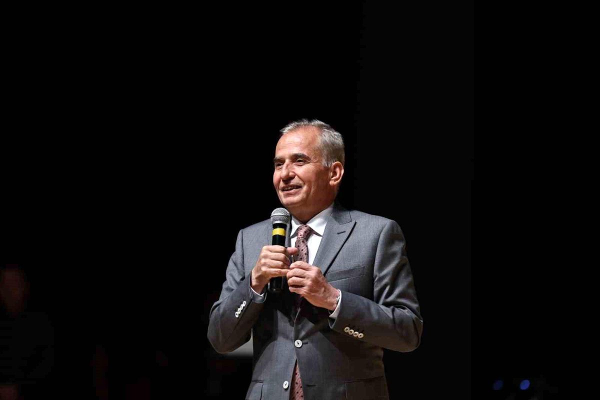 Denizli Cam Bienali\'nde Giyilebilir Cam Defilesi