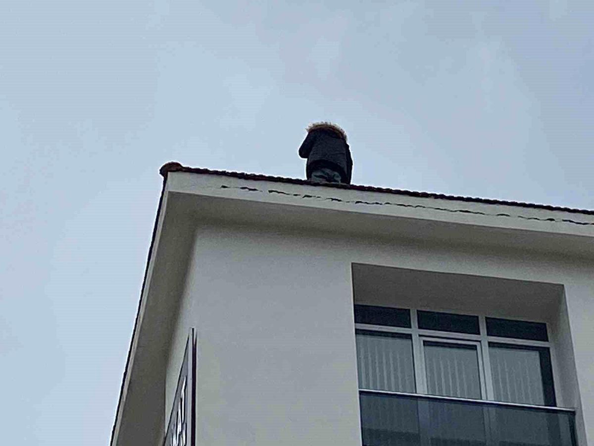 Antalya\'da 5 Katlı Binanın Çatısına Çıkan Adam Ekiplere Zor Anlar Yaşattı