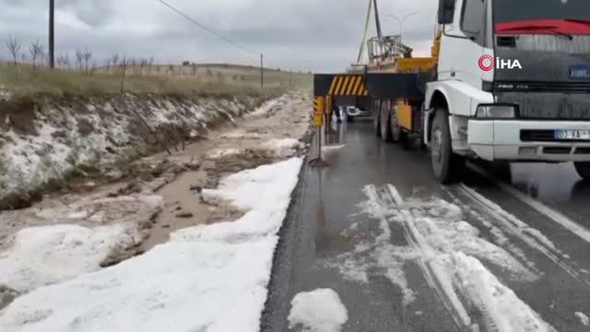 Dolu yağışından dolayı kayan otomobil su kanalına düştü