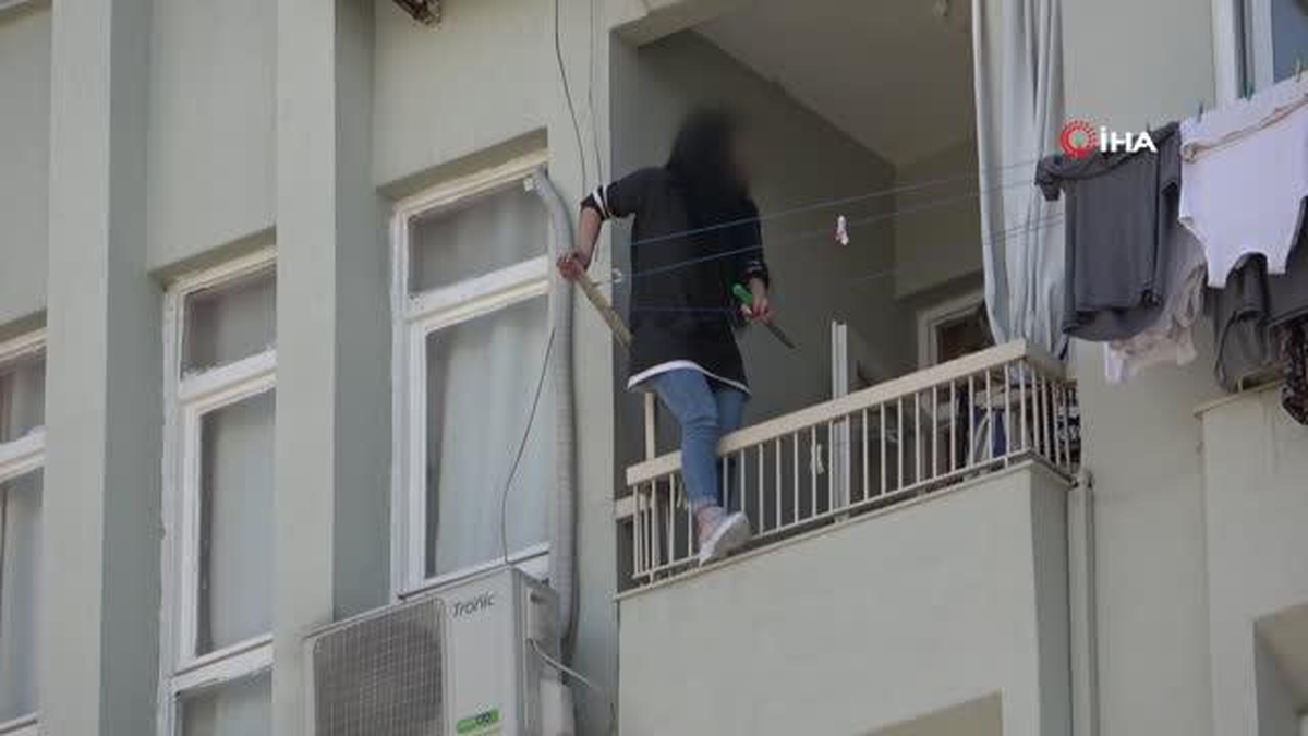 Elinde bıçakla balkon demirlerine çıkan kadın korku dolu anlar yaşattı