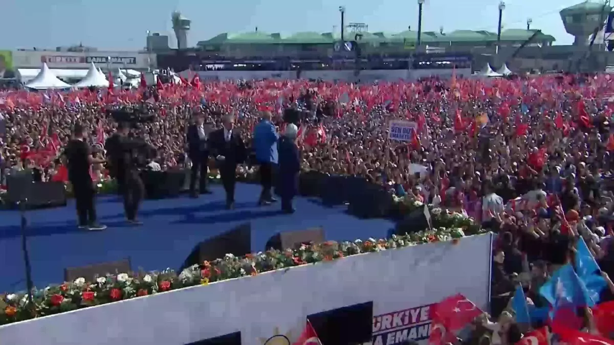 Erdoğan: Bir Önceki Gün Erzurum\'daydım. Dadaşlar, Bizim Otobüsün Adeta Önünü Kestiler, Yürütmüyorlar. Dadaş Bu Dadaş, O Yürü Demezse Yürüyemezsin