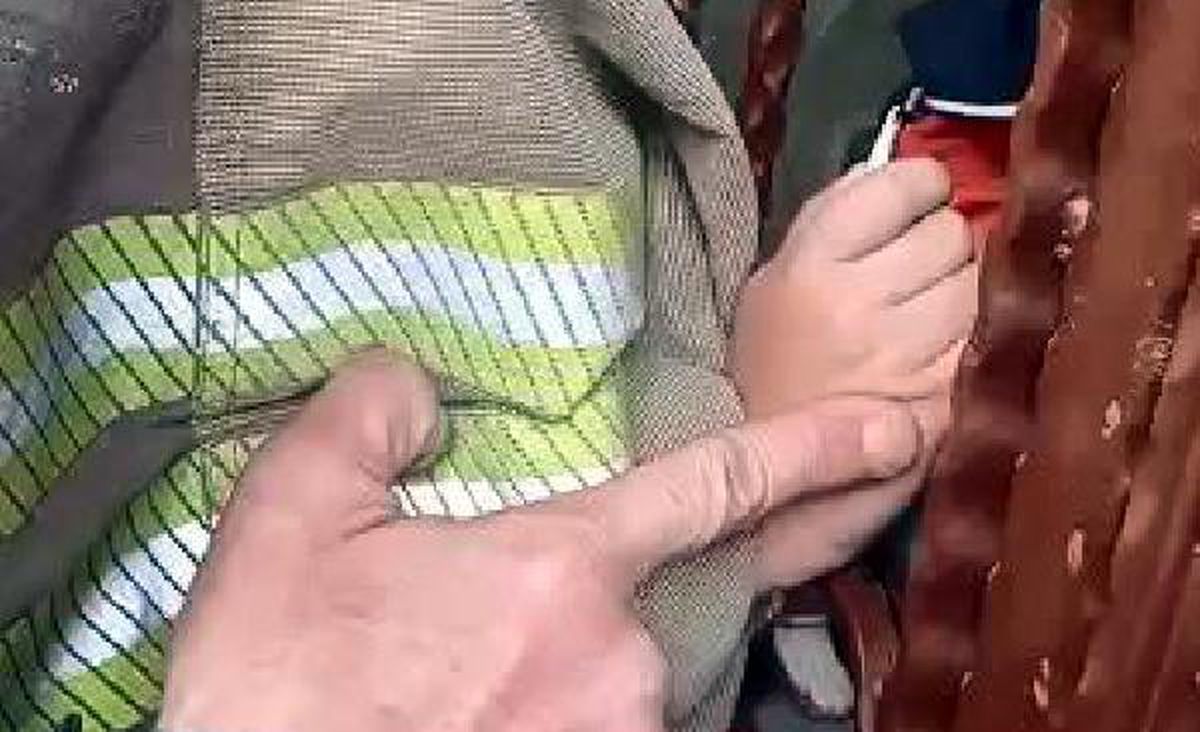 Esneyurt\'ta Kapıya Tırmanırken Eline Demir Çubuk Saplanan Çocuk İtfaiyeciler Tarafından Kurtarıldı