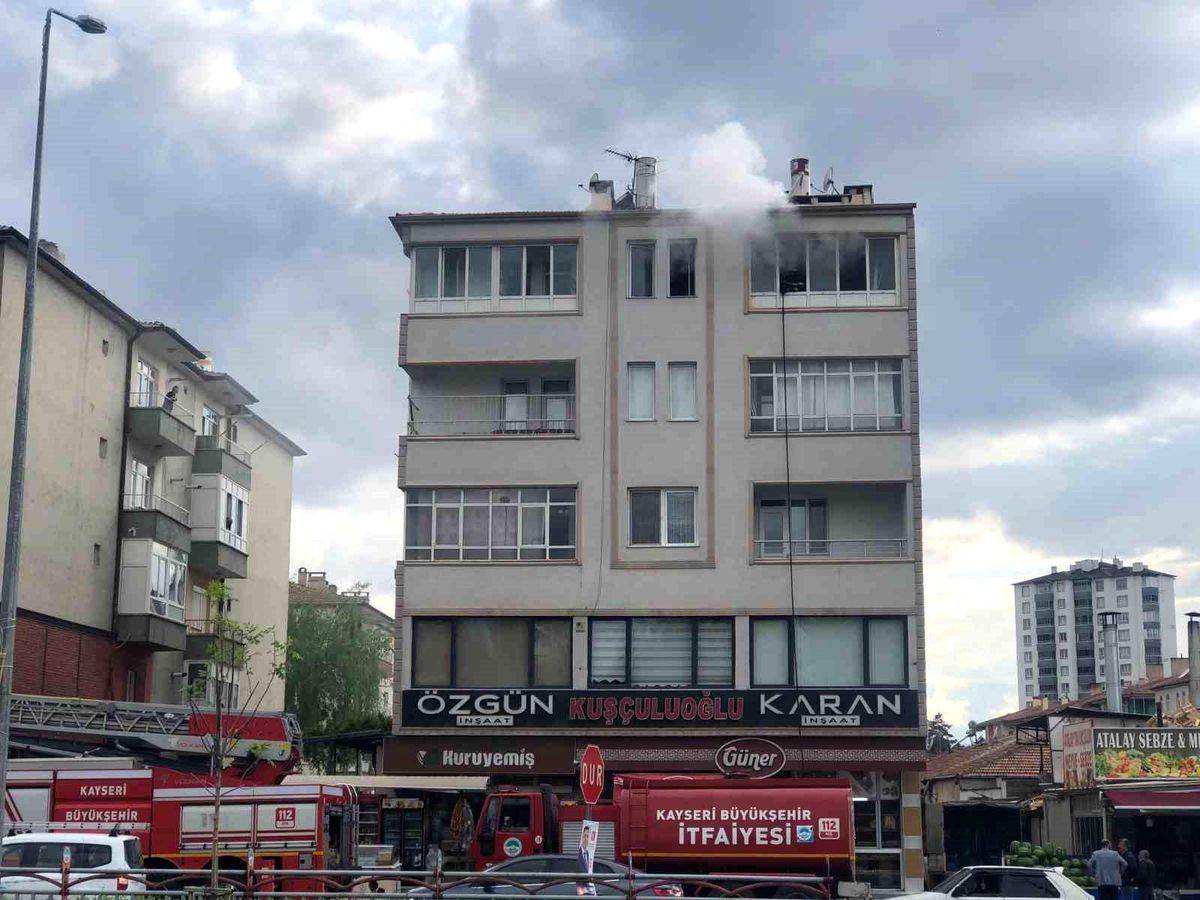 Kayseri\'de 4 Katlı Binanın Son Katında Yangın Çıktı