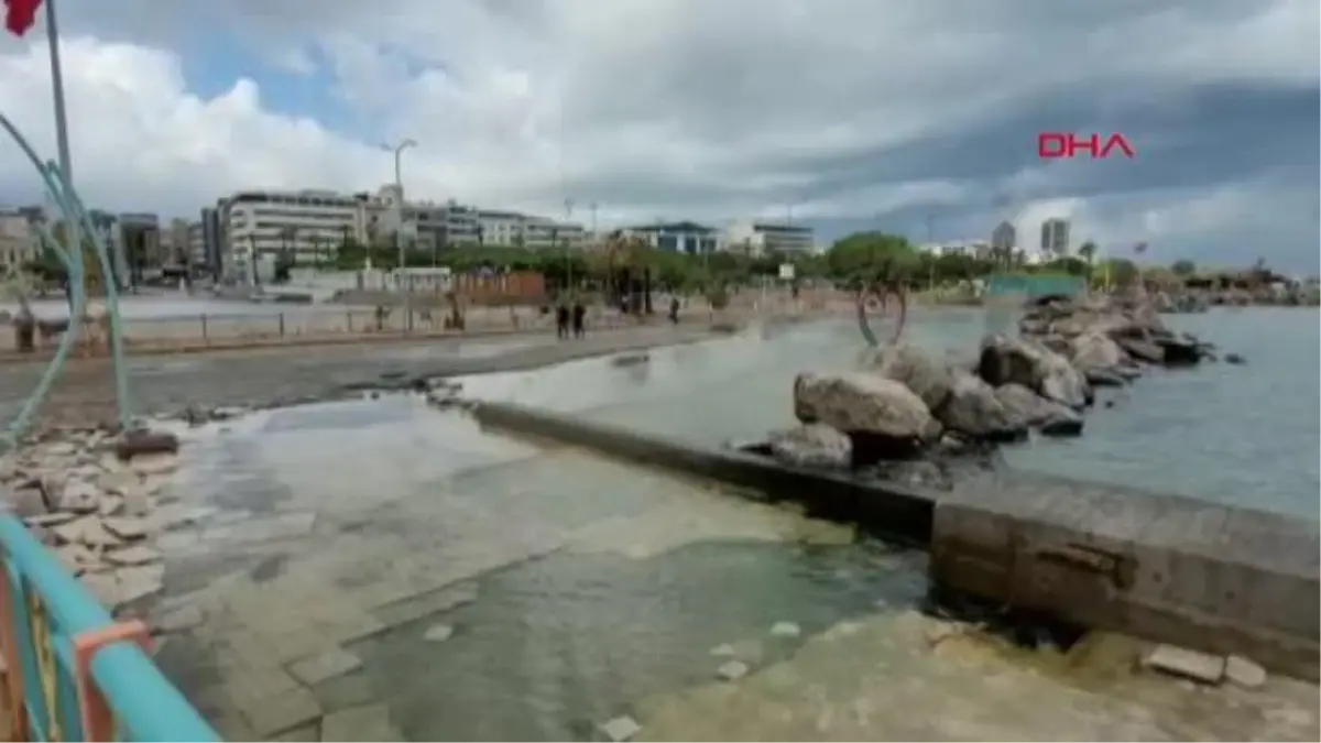 İskenderun\'da Kuvvetli Rüzgar ve Sel Suları Yolları Taşıdı