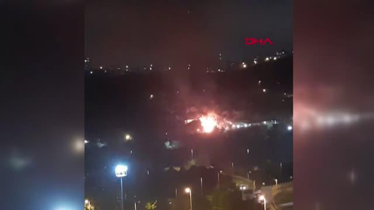 Kağıthane\'de Hurda Deposunda Yangın Çıktı