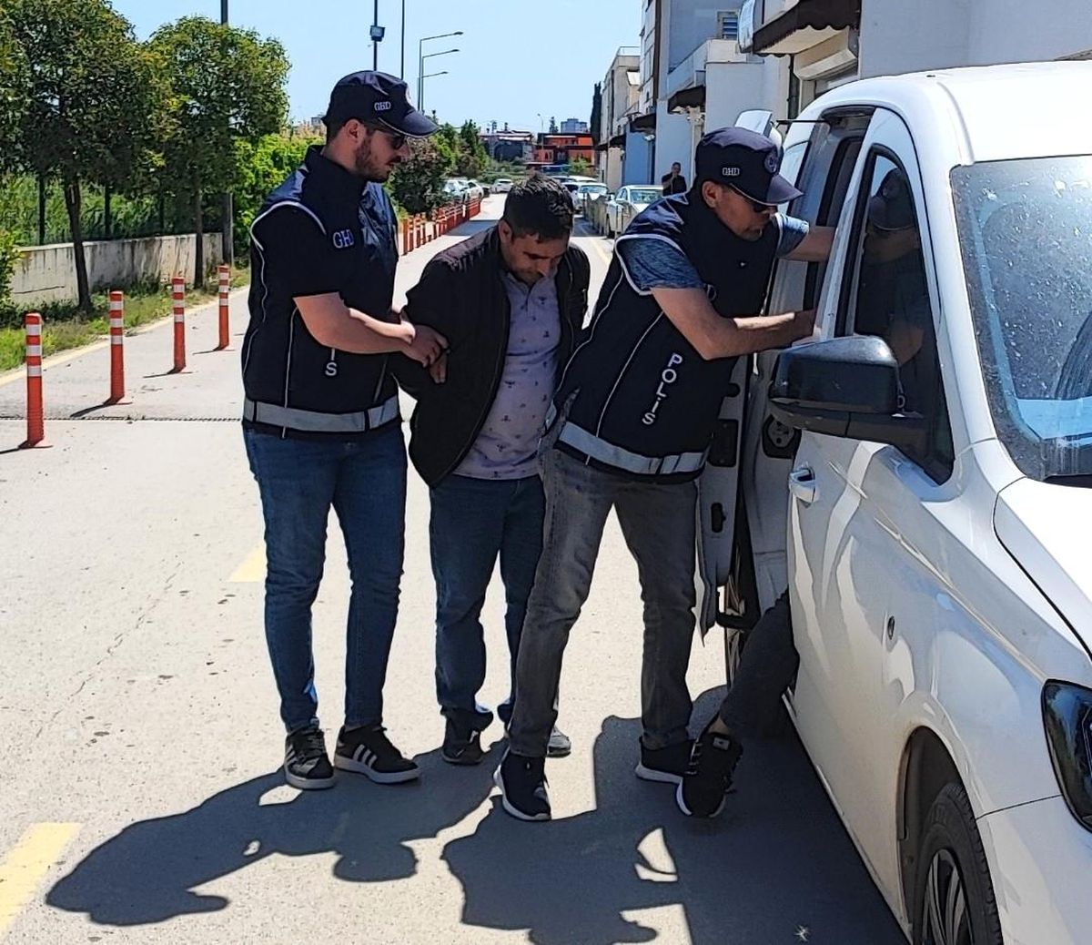 Adanada kaçak göçmen taşıdığı öne sürülen iki kişiden biri tutuklandı