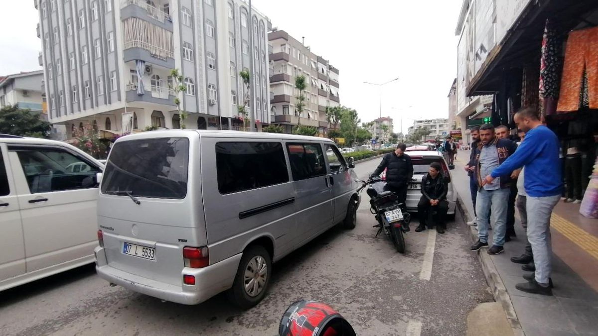 Antalya\'da Motosiklet Kamyonete ve Otomobile Çarptı