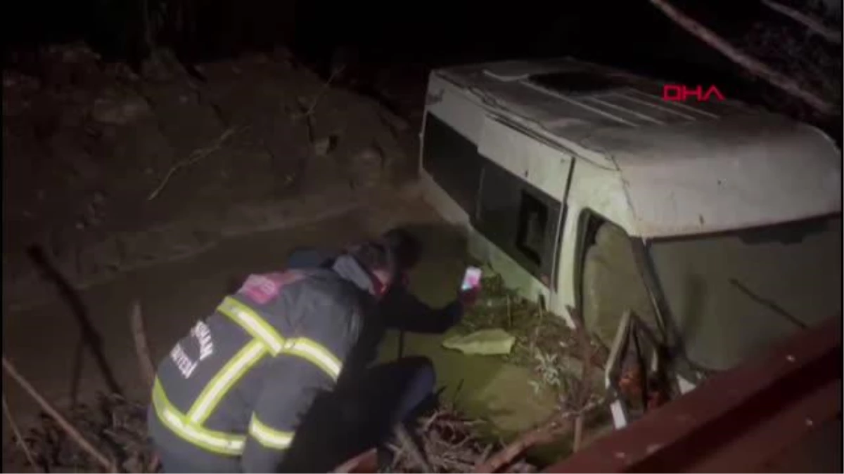 Kırıkkale\'de Demir Yolu İşçilerini Taşıyan Minibüs Sele Kapıldı: 6 Yaralı
