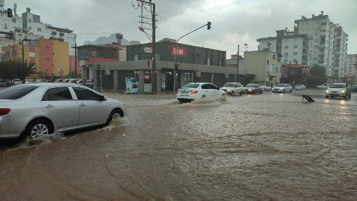 Kozan'da Şiddetli Sağanak Hayatı Olumsuz Etkiledi
