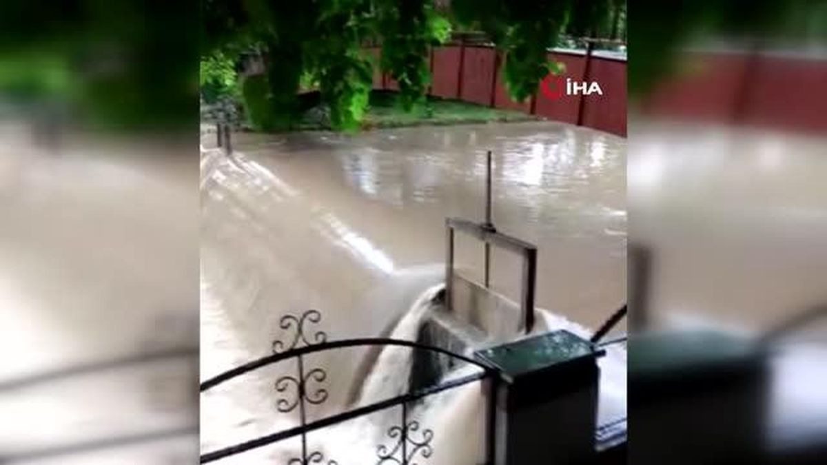 Kozanda sağanak sonrası yollar göle döndü