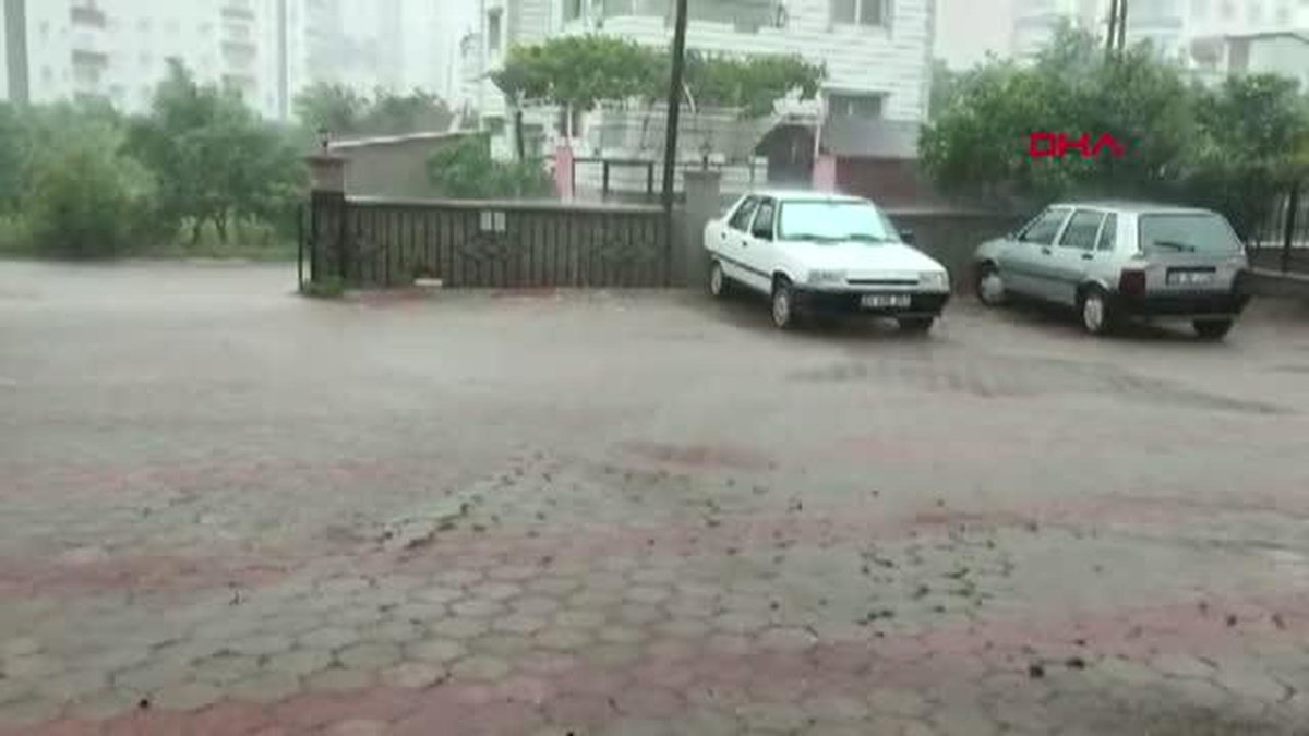 Kozan\'da Şiddetli Sağanak Dereleri Taşırdı
