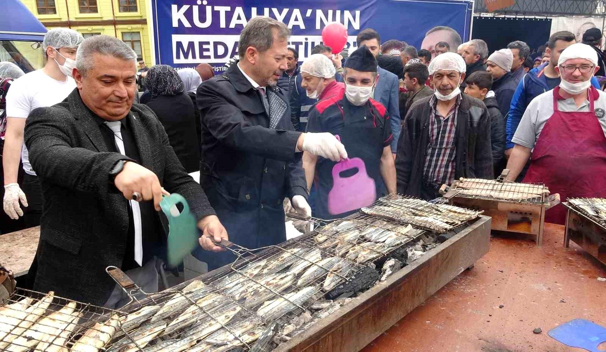 Kütahya\'da binlerce vatandaşa balık-ekmek ikramı