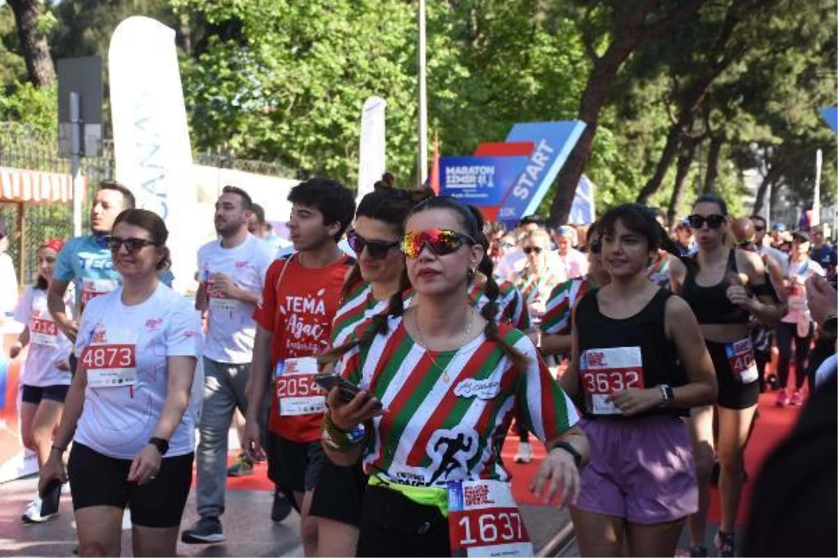 Gençlik ve Spor Bakanı Kasapoğlu, Maratonİzmir\'de 10 km koştu