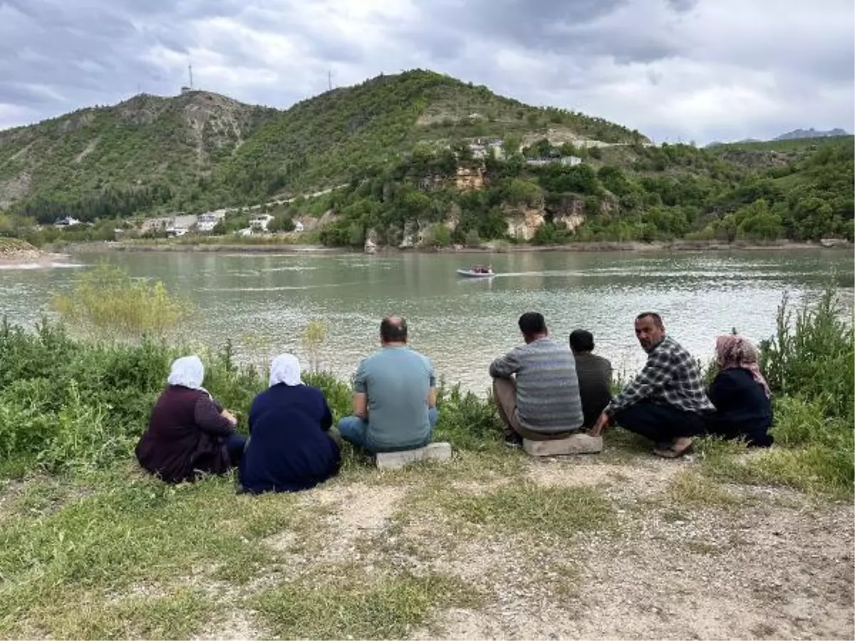 Munzur Çayı\'ndaki kayıp gençler için arama çalışmaları devam ediyor