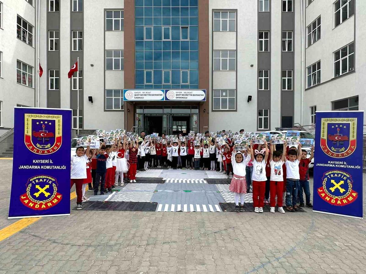 Kayseri İl Jandarma Komutanlığı, İlkokul Öğrencilerine Trafik Eğitimi Verdi