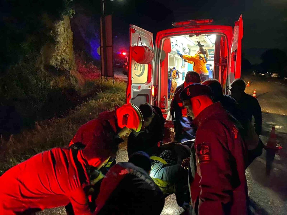 Aydın\'da Otomobil Uçuruma Yuvarlandı: 2 Kişi Kurtarıldı