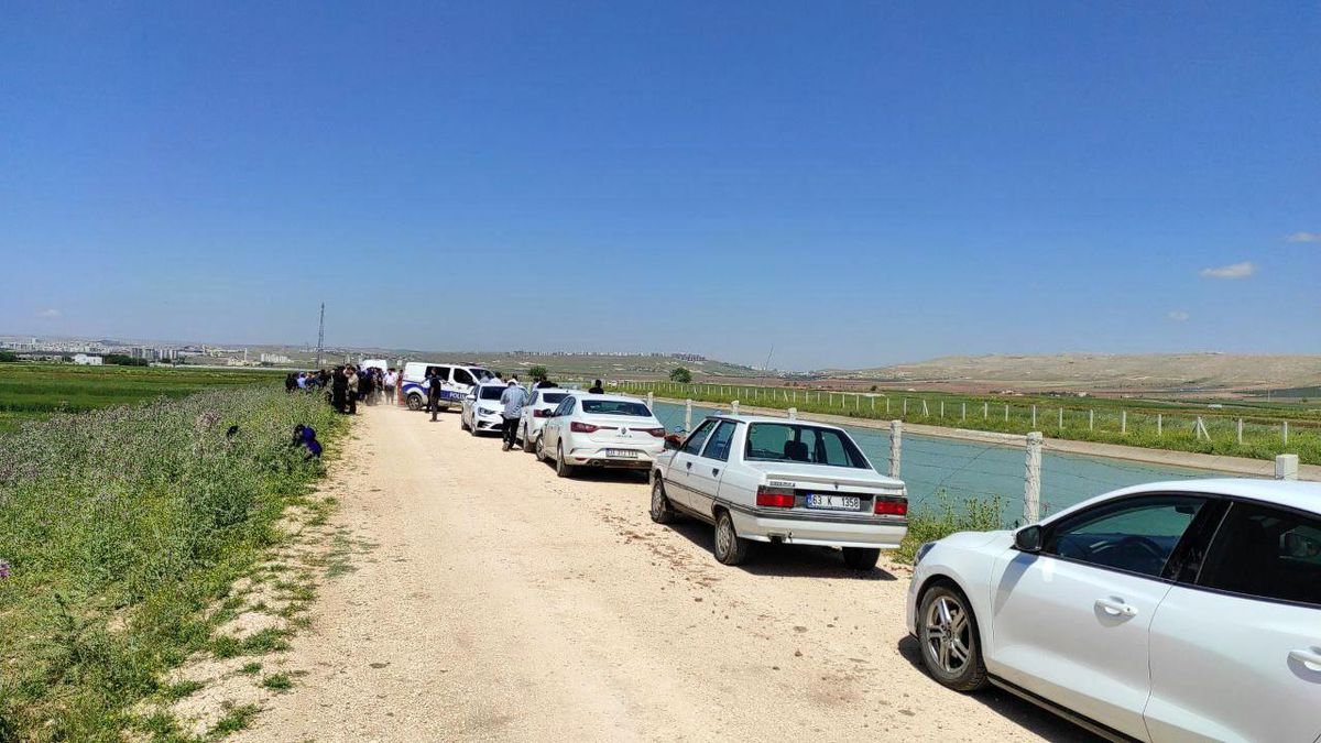 Şanlıurfa\'da sulama kanalına devrilen araçta kaybolan anne ölü bulundu, kızı hala aranıyor