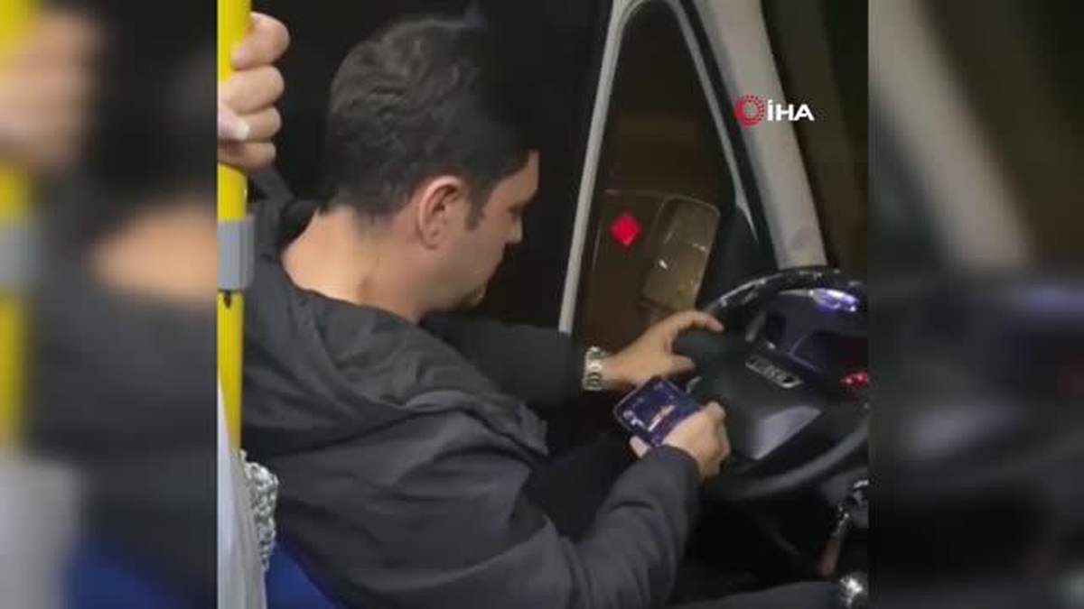 Seyir halinde spor programı izleyen minibüs sürücüsünün tehlikeli yolculuğu kamerada