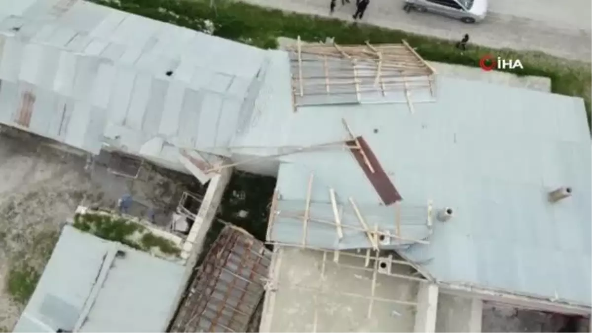 Şiddetli rüzgar çatıları uçurdu