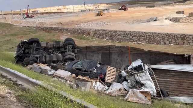 Son Dakika: Şanlıurfa'da kamyonet ile tır çarpıştı: 6 ölü