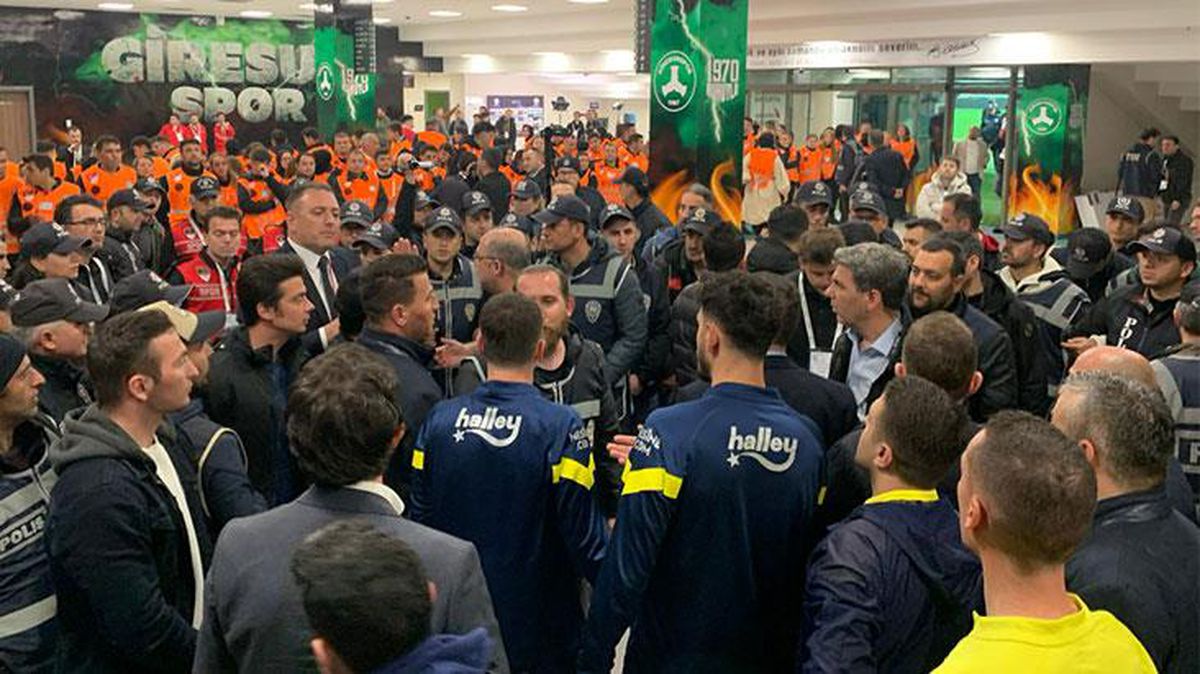Kavga büyüdü! Giresun ve F.Bahçe'nin futbolcuları koridorda birbirine girdi, olaya polis el attı
