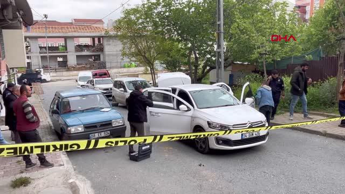 Sultangazi\'de Silahlı Kavga: Park Halindeki Otomobile Kurşun İsabet Etti