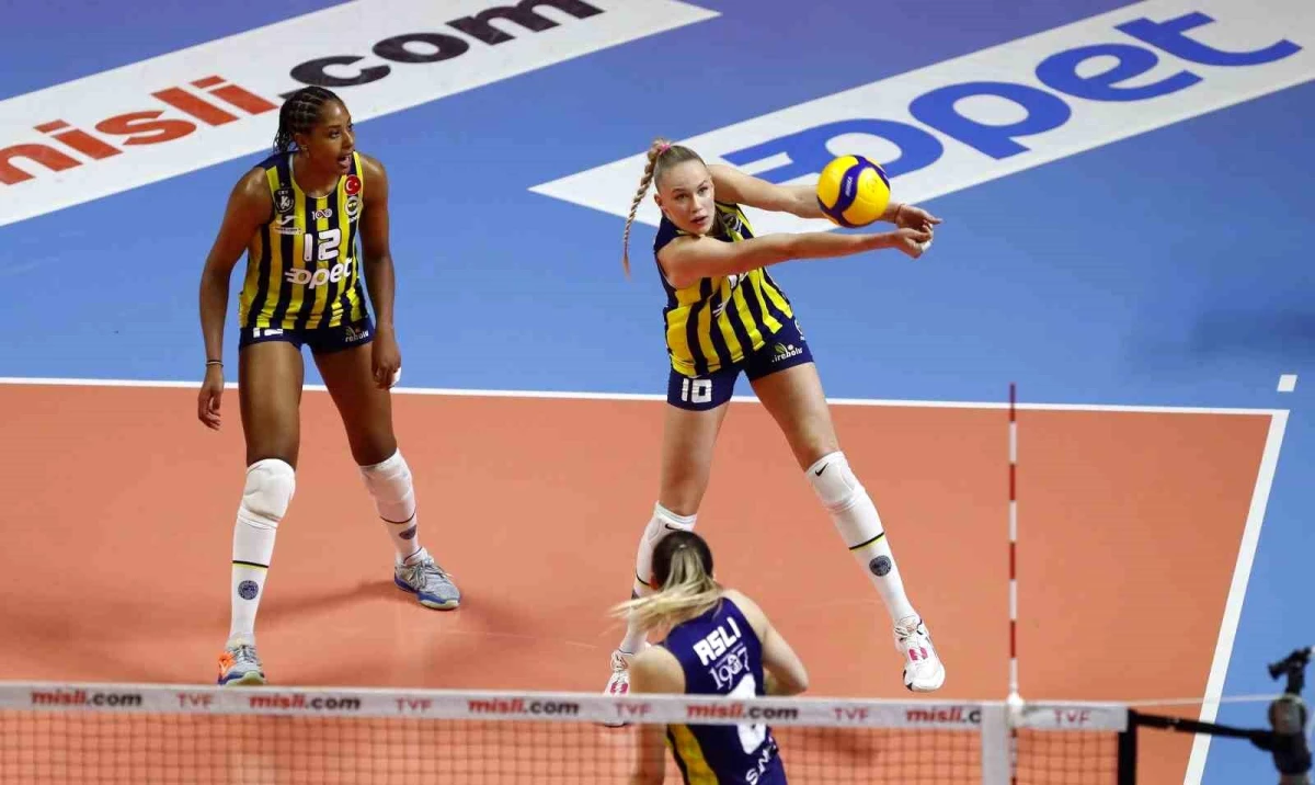 Fenerbahçe Opet, Eczacıbaşı Dynaviti\'yi 3-1 Yendi