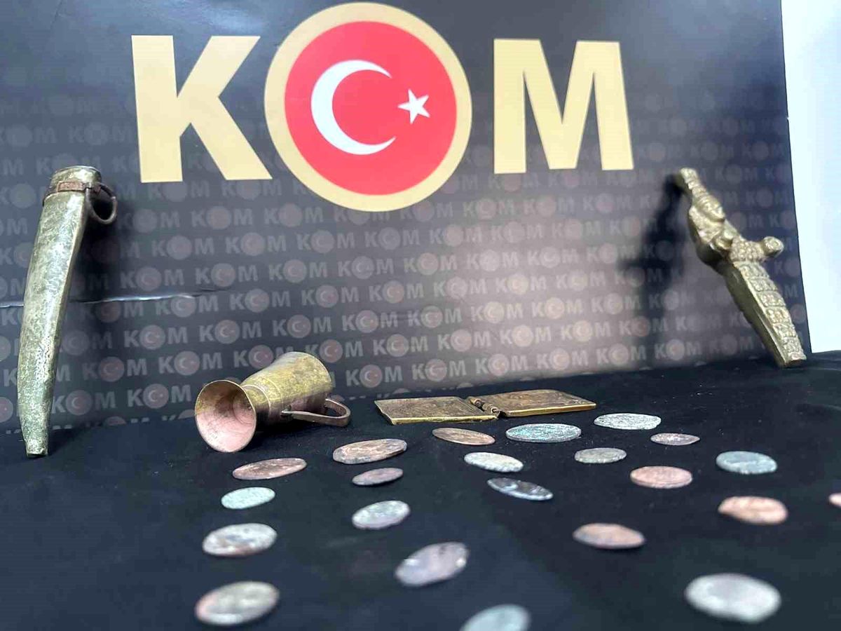 İstanbul\'da Tarihi Eser Kaçakçılığı Operasyonu: 72 Adet Sikke ve 14 Eşya Ele Geçirildi