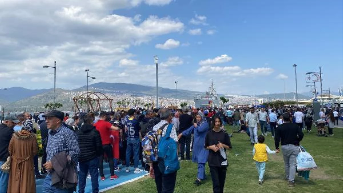 TCG Anadolu, İzmir\'de vatandaşların yoğun ilgisiyle karşılaştı