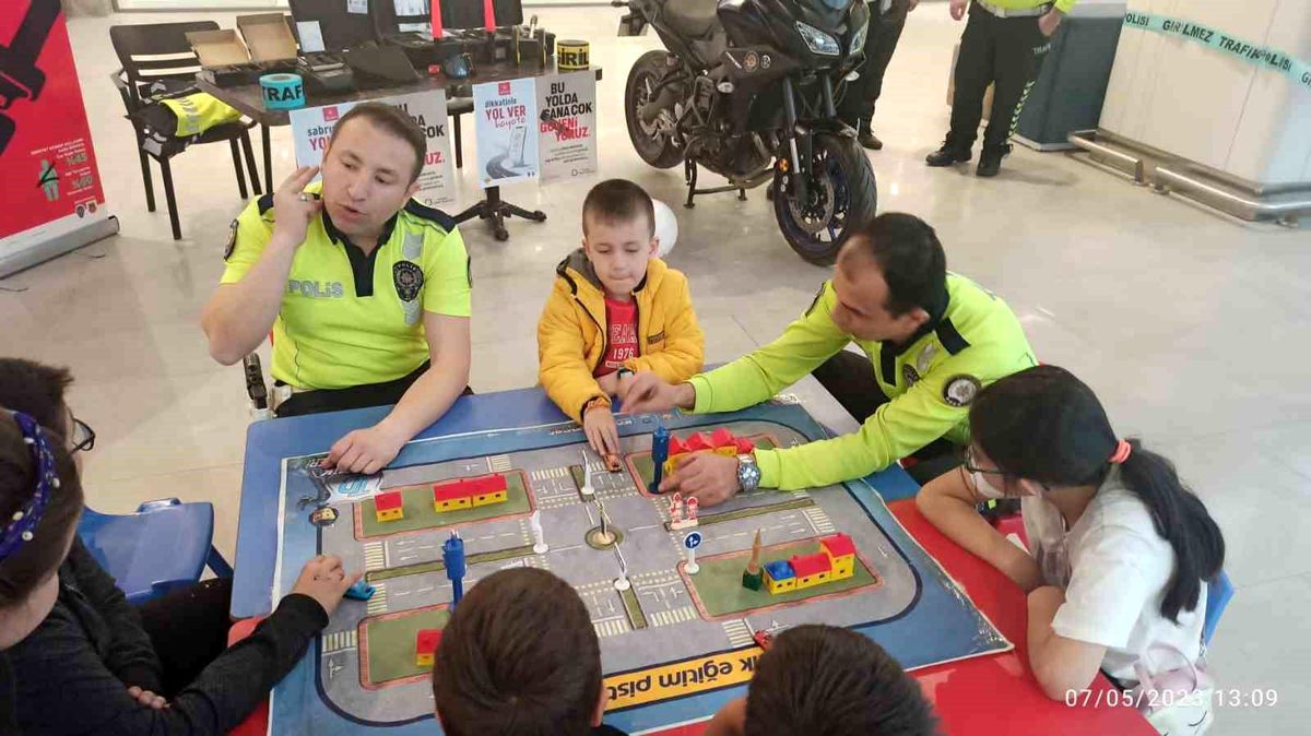 Kastamonu\'da Trafik Güvenliği Haftası kapsamında çocuklara trafik eğitimi verildi