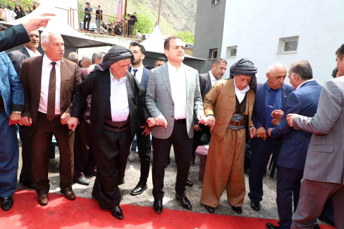 Hakkari Valisi ve Belediye Başkan Vekili İdris Akbıyık Jirki aşireti düğününde halay çekti