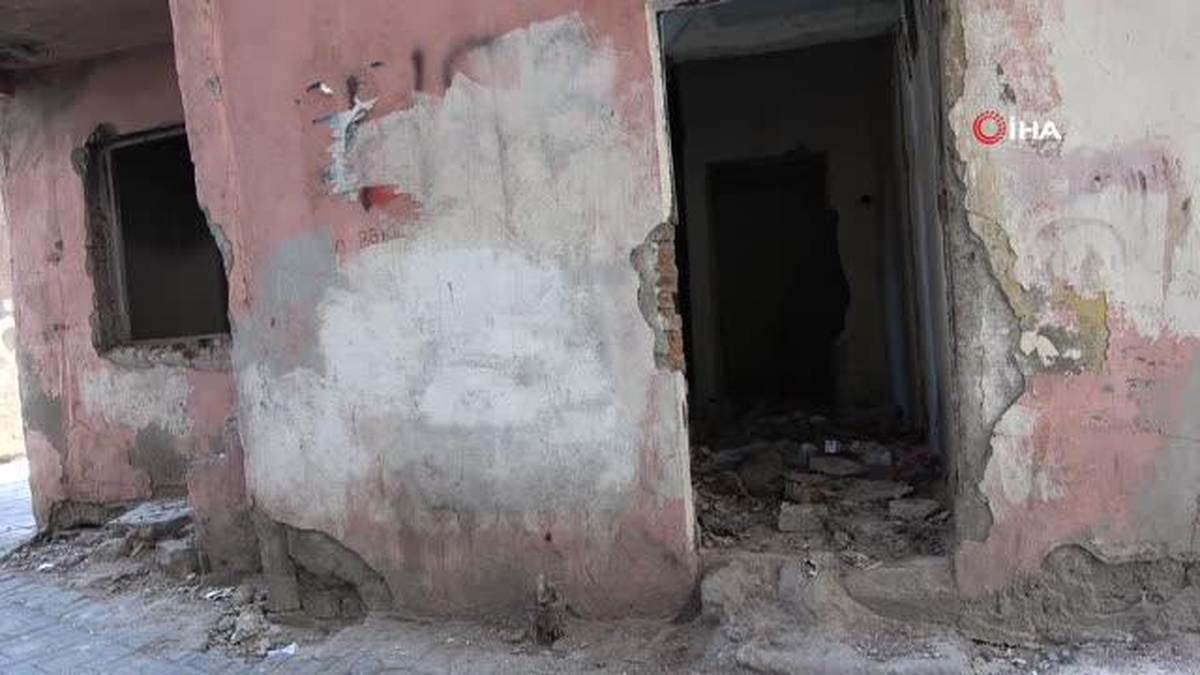 Diyarbakır\'da Vatandaşlar Metruk Yapının Yıkılmasını İstiyor