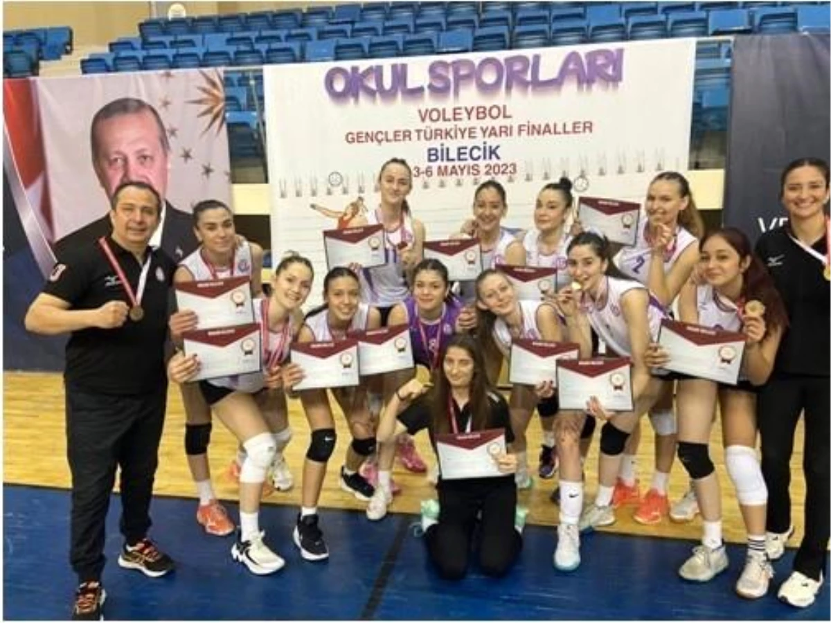 Ayvalık Uğur Anadolu Lisesi Voleybol Takımı Türkiye Şampiyonasına Yükseldi