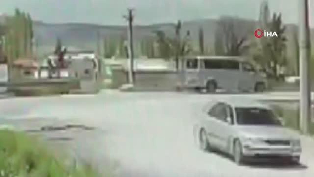 83 yaşındaki motosiklet sürücüsünün hayatını kaybettiği feci kaza kamerada