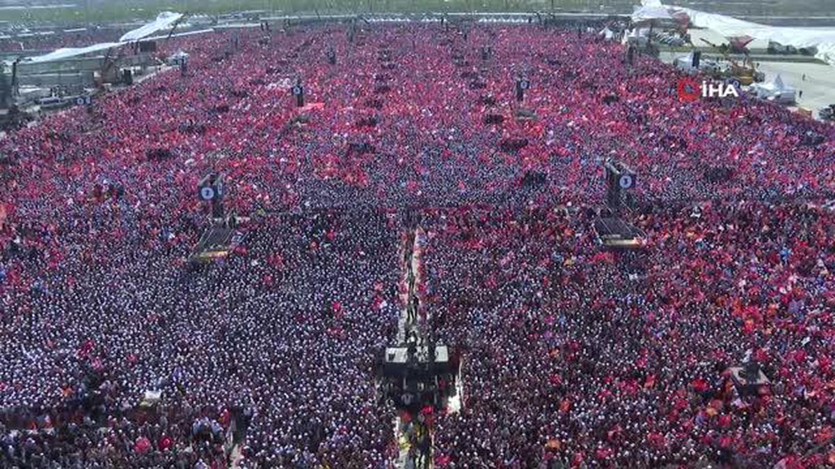 AK Parti Büyük İstanbul Mitinginde Dev Türk Bayrağı Açıldı