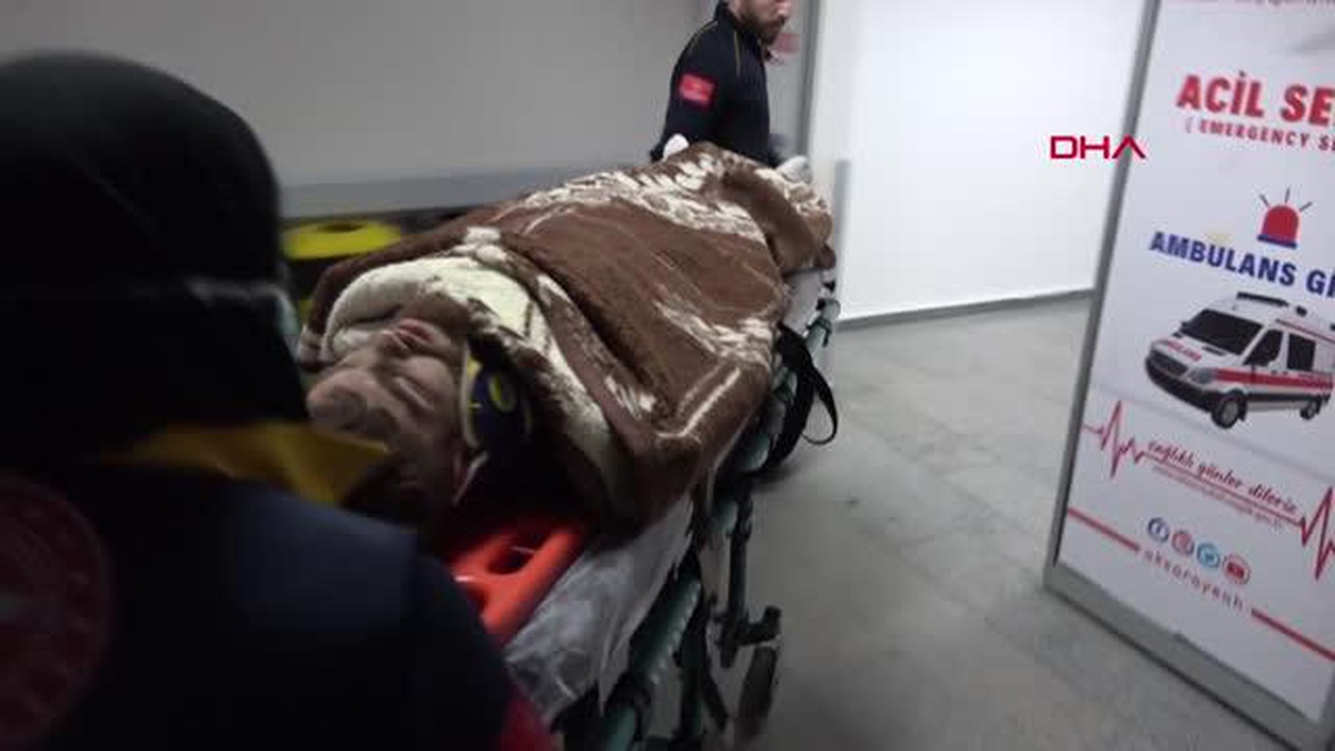 Aksaray\'da Hafif Ticari Araç Şarampole Devrildi: 5 Yaralı