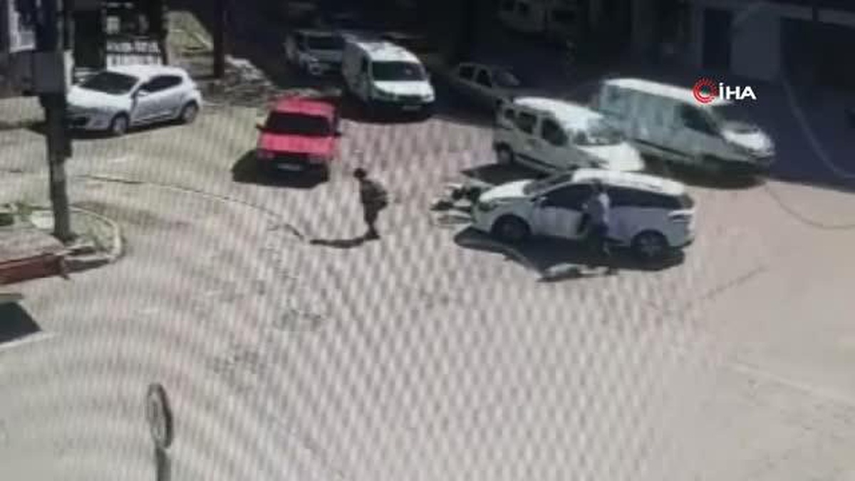Motosikletli aracın altına girmekten son anda kurtuldu