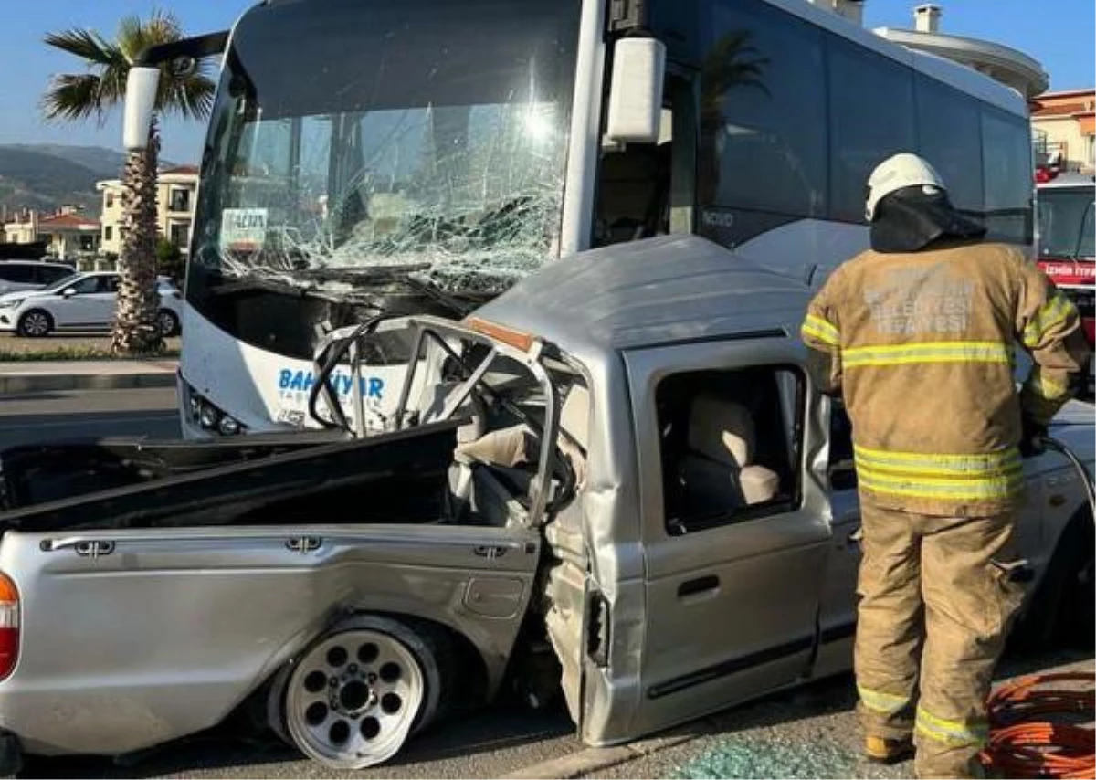 İzmir\'de servis midibüsüyle kamyonet çarpıştı: 1 ölü, 6 yaralı