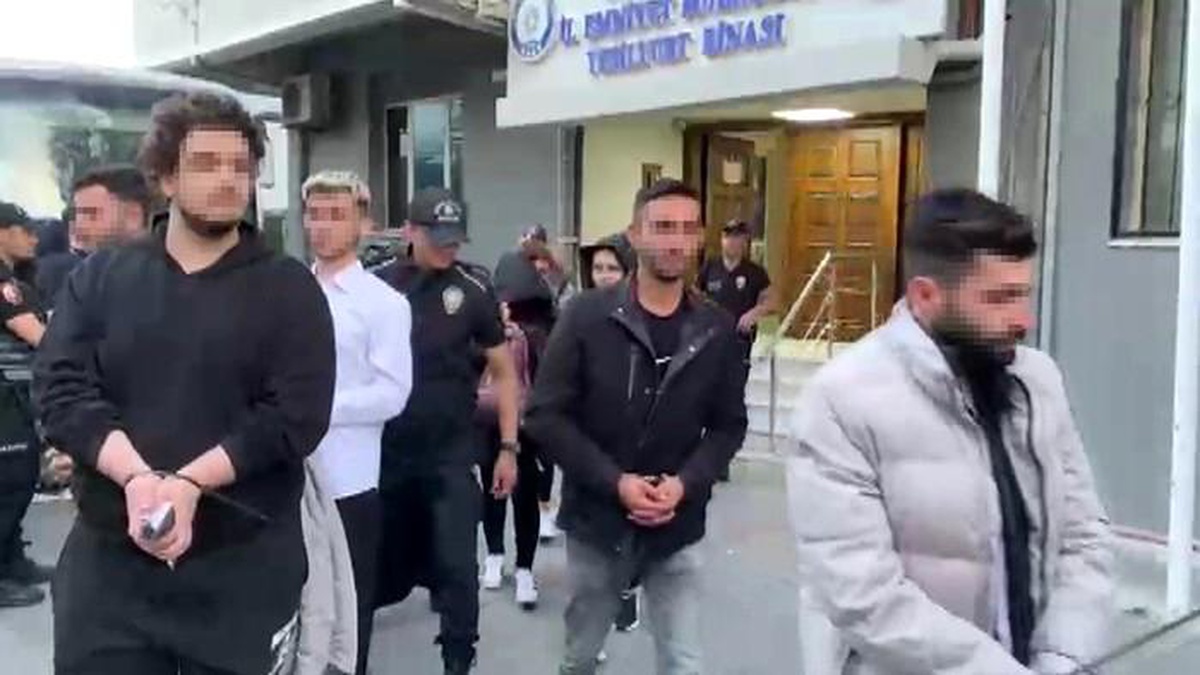 İzmir\'de Sahte İnternet Siteleriyle 3 Milyar Lira Dolandırıcılık Operasyonu: 49 Tutuklama
