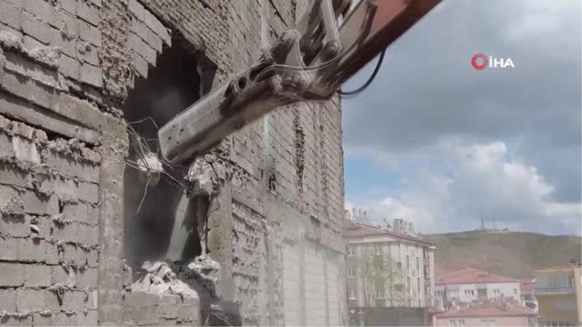 Aksaray Belediye Başkanı Evren Dinçer, kentsel dönüşümdeki son binayı kendisi yıktı