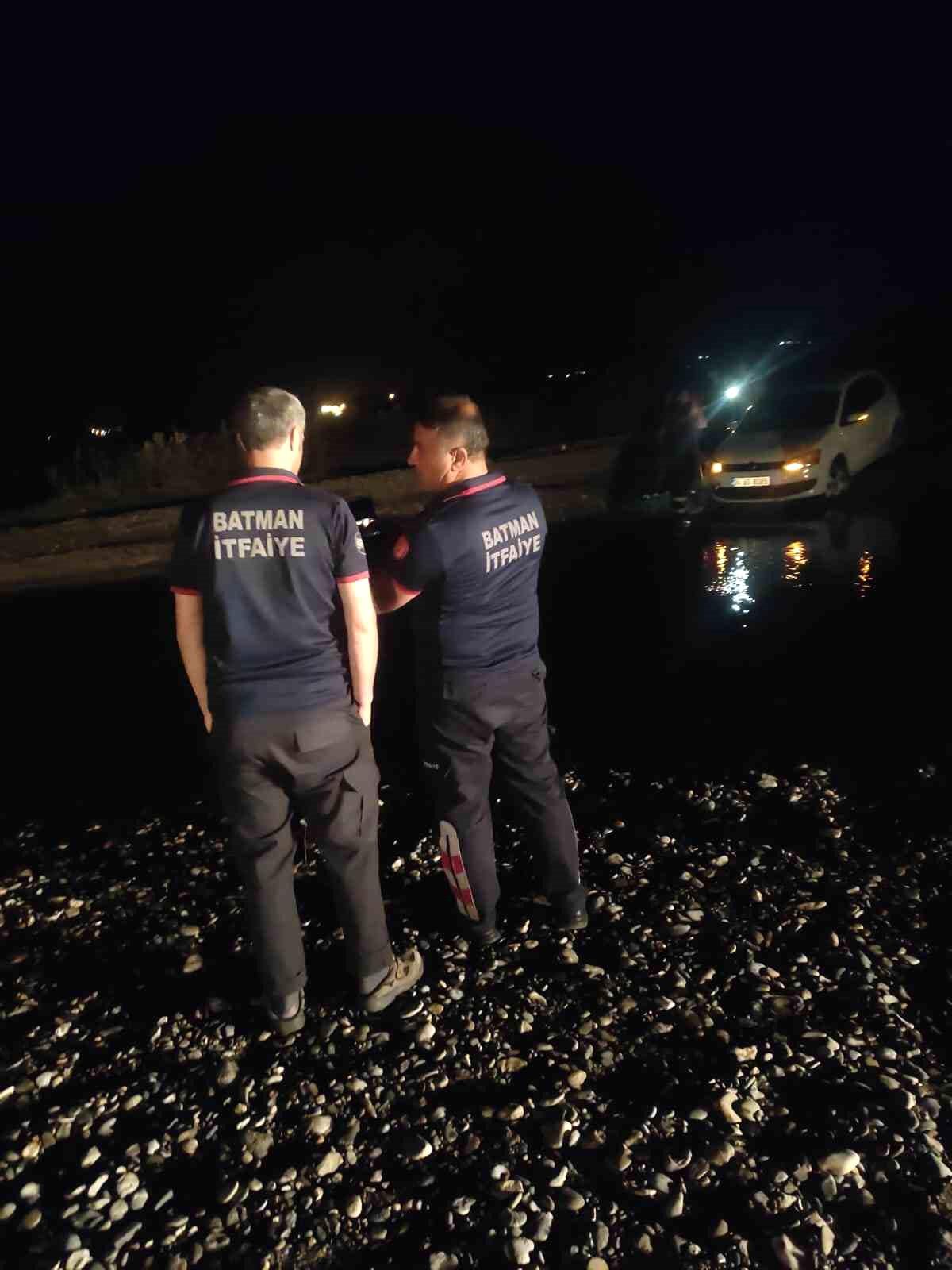 Batman Çayında Yükselen Su Seviyesi Mahsur Kalan Araç ve Vatandaşları Tehdit Etti