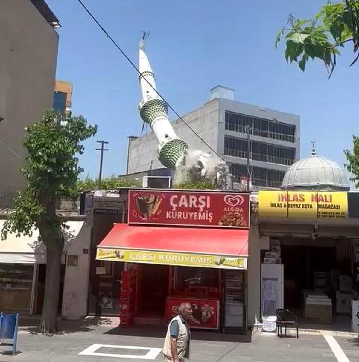 Batman\'da depremde hasar alan caminin minaresi yıkıldı