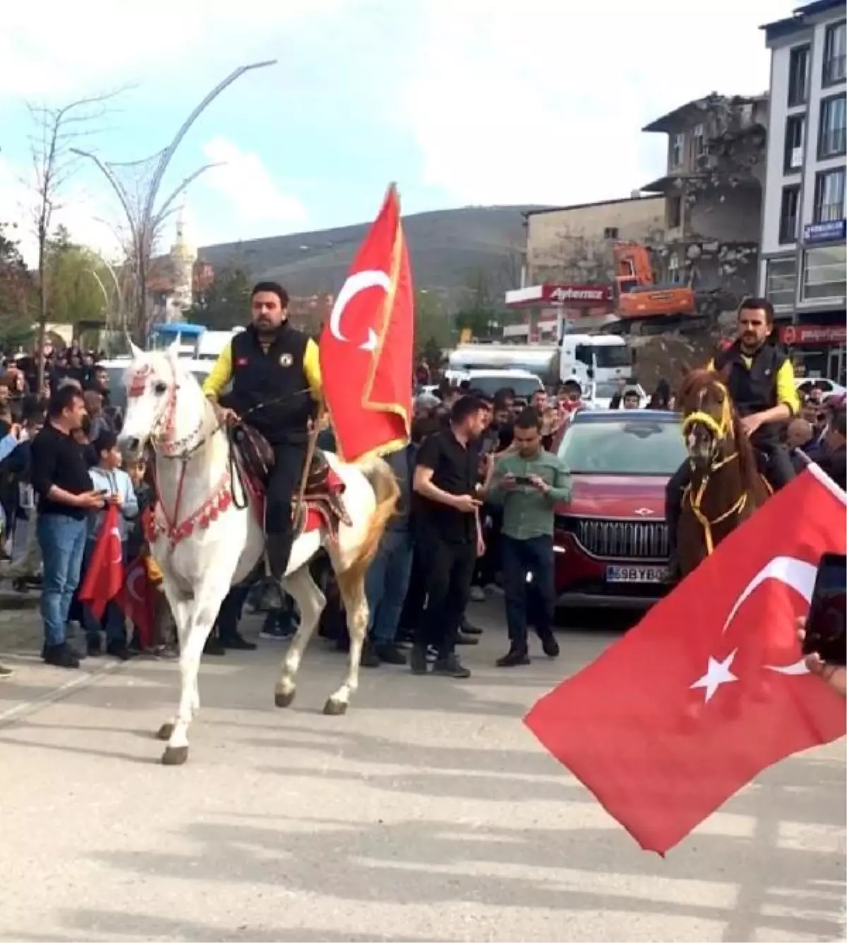 Yerli otomobil Togg Bayburt\'ta yoğun ilgi gördü