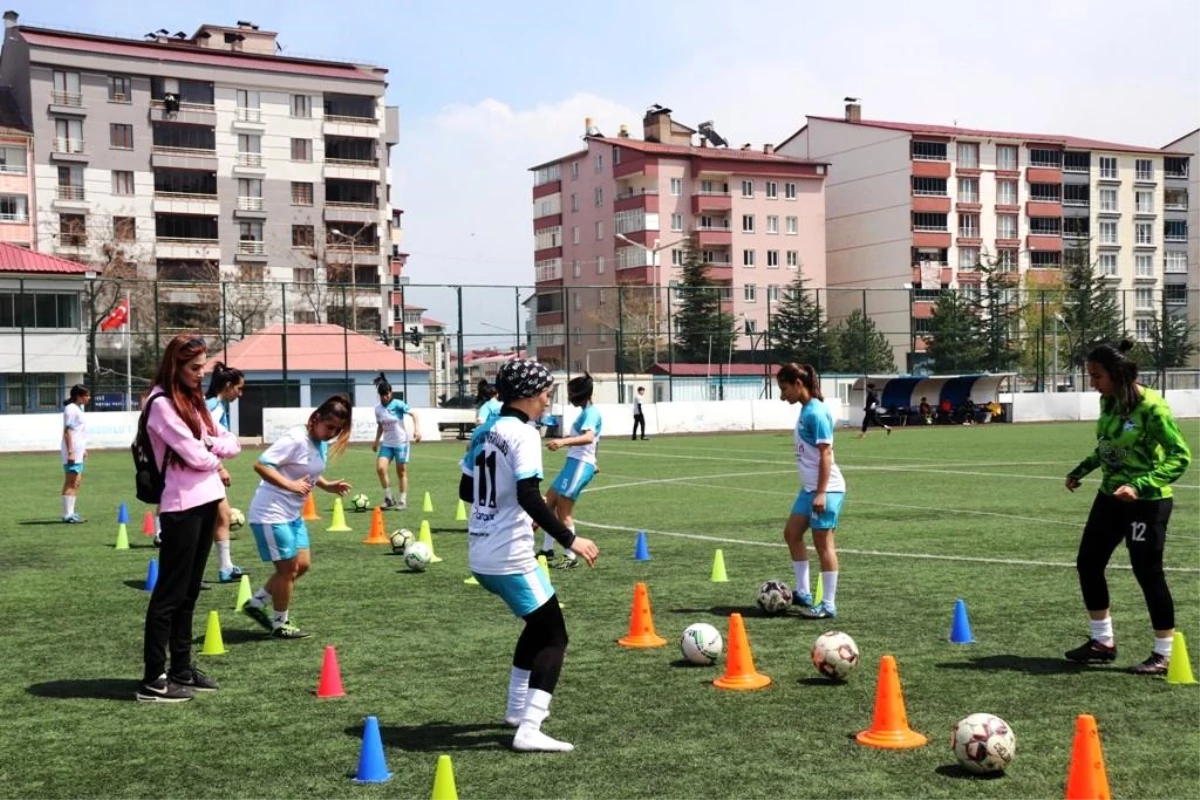 Bitlis Kadın Futbol Takımı 2. Lige çıkmak için play-off maçlarına hazırlanıyor