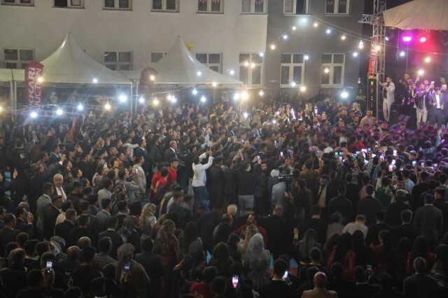 Böyle düğün görülmedi: Damada 5 milyon 300 bin lira, İranlı geline 15 kilo altın takıldı