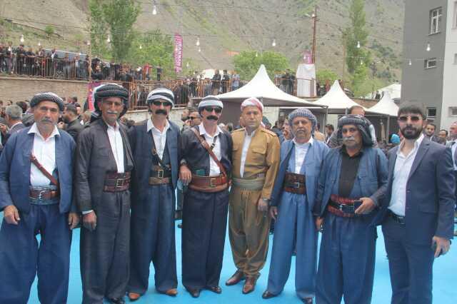 Böyle düğün görülmedi: Damada 5 milyon 300 bin lira, İranlı geline 15 kilo altın takıldı