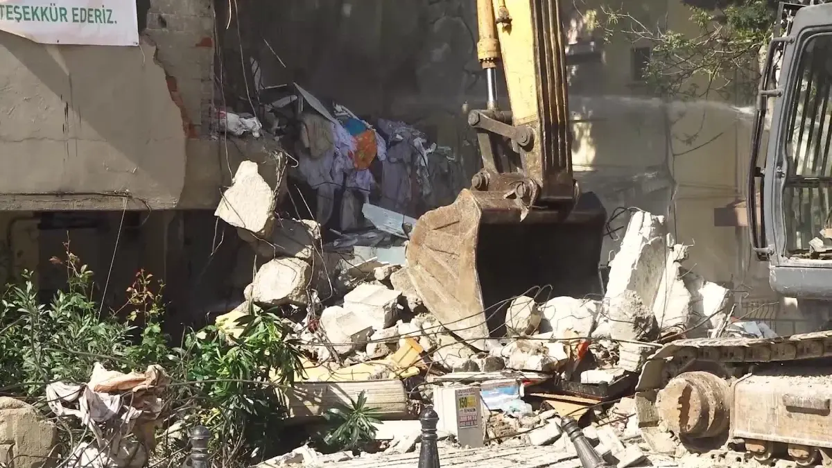 Büyükçekmece\'de depreme dayanıksız 5 blok yıkıldı
