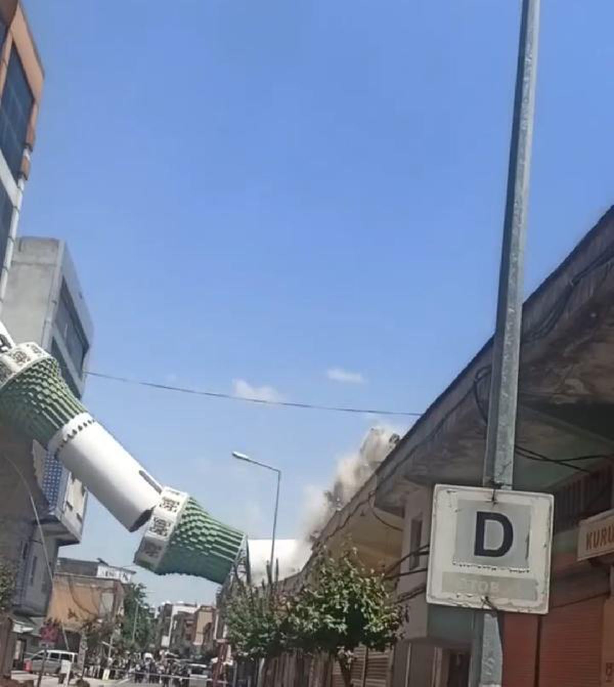 Batman\'da Lale Camii\'nin minaresi yıkıldı