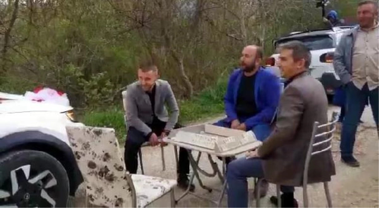 Damat Düğün Konvoyunda Okey Oynattı