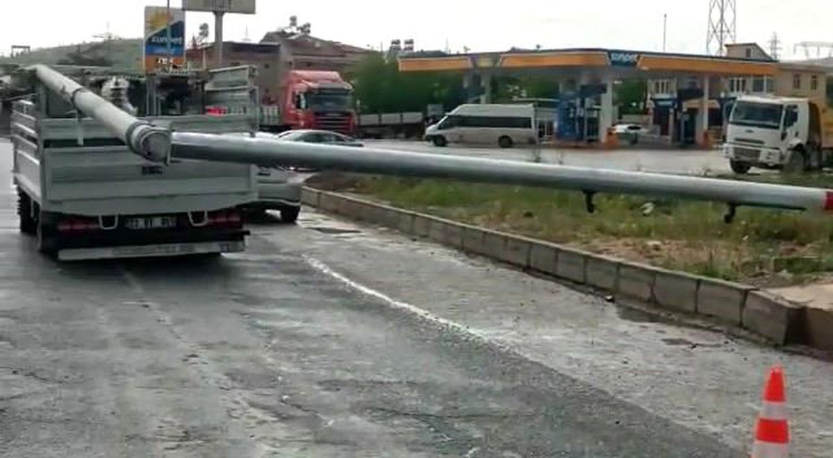 Elazığ\'da Kamyon Trafik Işığı Direğine Çarptı